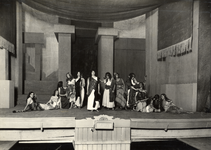 98845 Afbeelding van een scène uit de voorstelling Bacchen van Euripides die door leerlingen van het Stedelijk ...